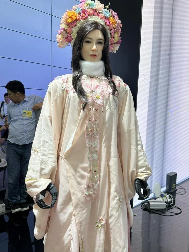 赏金国际真人骰宝游戏，荷官揭开骰盅瞬间